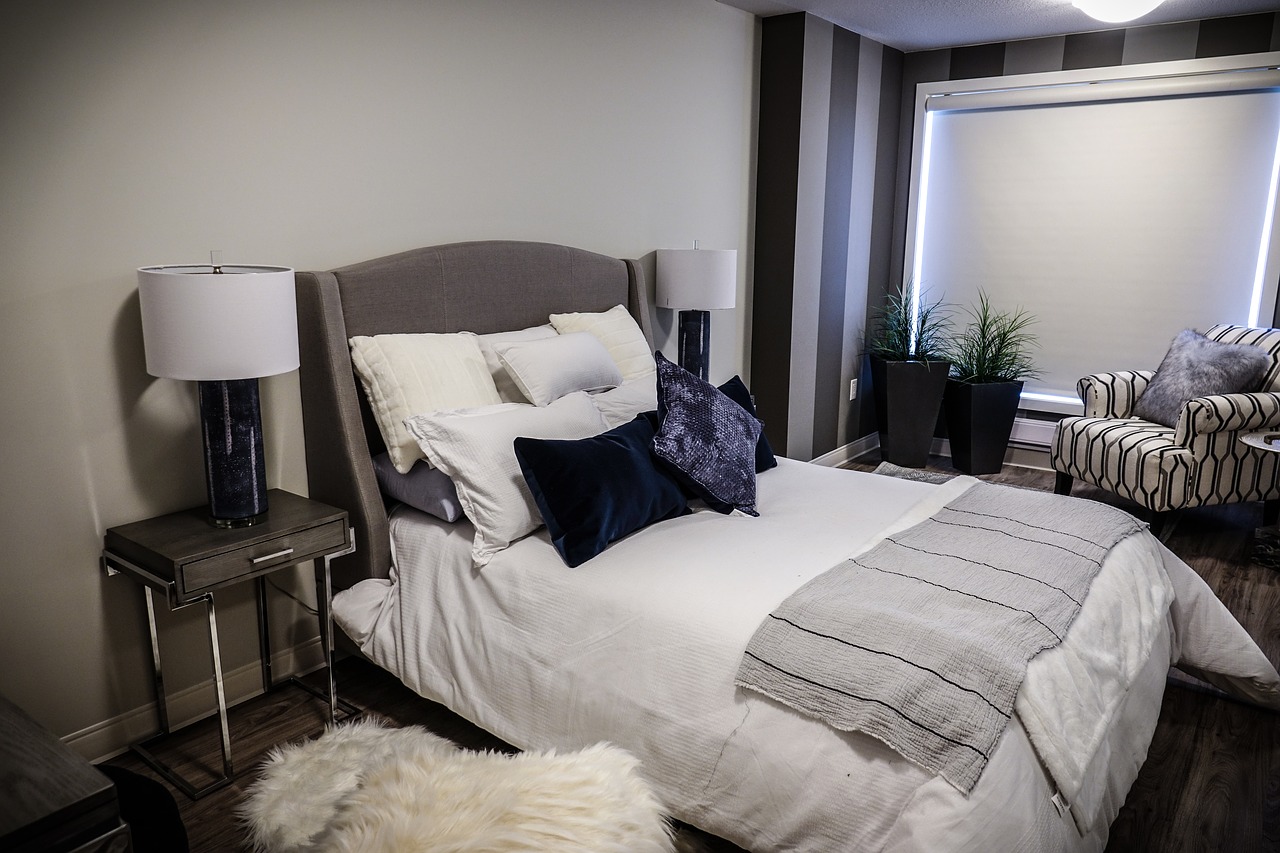 Bedroom Bed Pillows Lamp  - DokaRyan / Pixabay