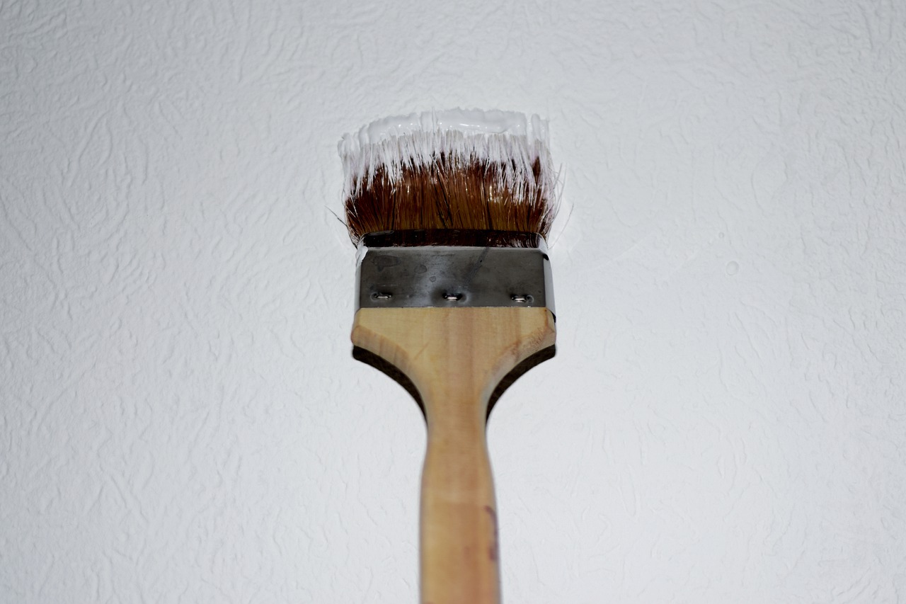 Paint Brush To Brush Wall Painter  - schraubgut / Pixabay