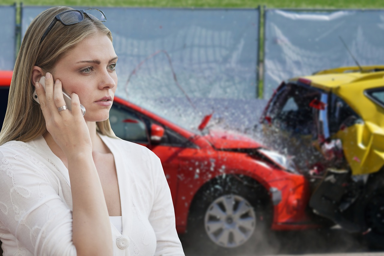 Car Crash Phone Call Woman Girl  - Tumisu / Pixabay